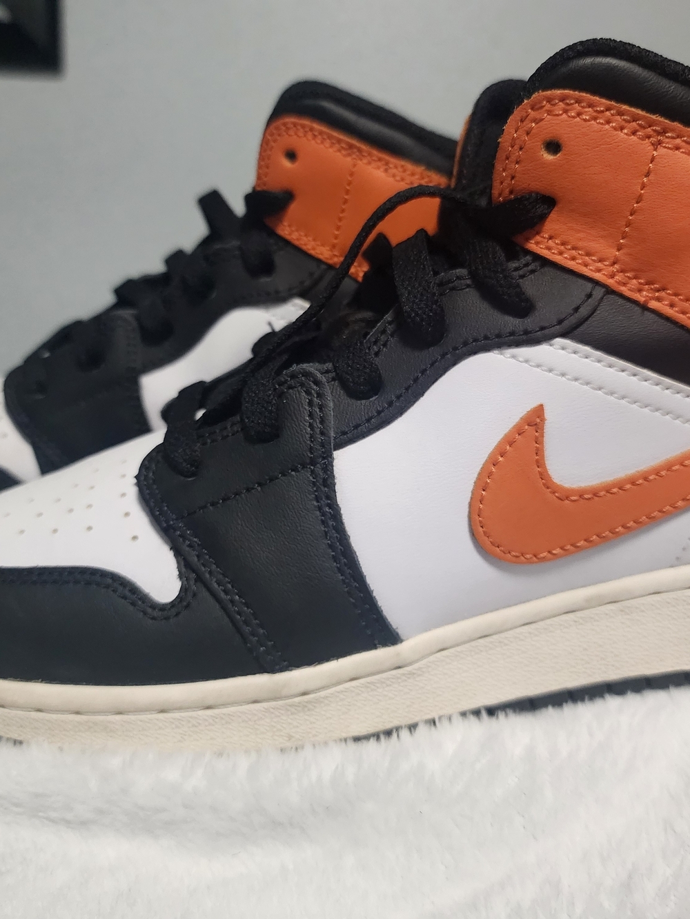 Air Jordan 1 Mid GS Starfish/Black Toe  7Y